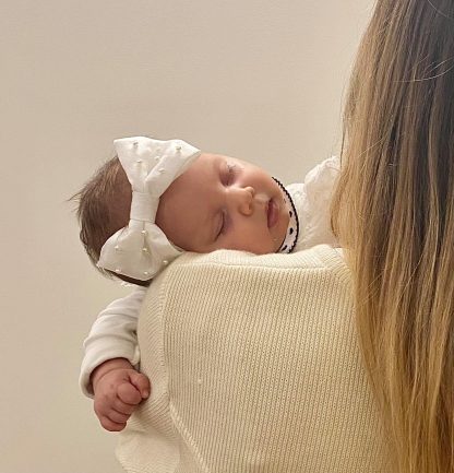 Fascia bianca in cotone con fiocco organza e perline - immagine 3