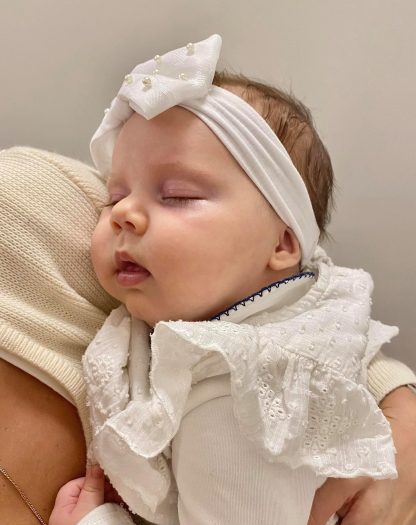 Fascia bianca in cotone con fiocco organza e perline - immagine 2