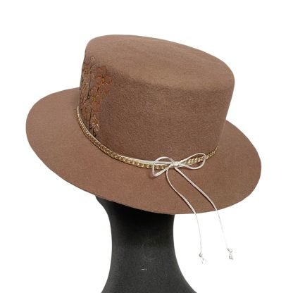 Cappello feltro tortora cupola piatta con fiocco, catenella e disegno fiori - immagine 4