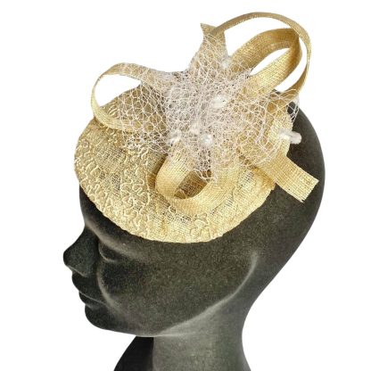 Fascinator Paglia Naturale Panna con piattino, decorazione e veletta - immagine 3