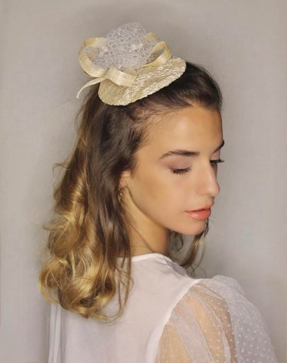 Fascinator Paglia Naturale Panna con piattino, decorazione e veletta - immagine 5