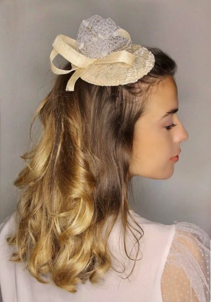Fascinator Paglia Naturale Panna con piattino, decorazione e veletta - immagine 6
