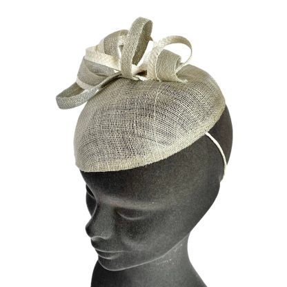 Fascinator Paglia Naturale Grigio perla con volute ed elastico - immagine 3