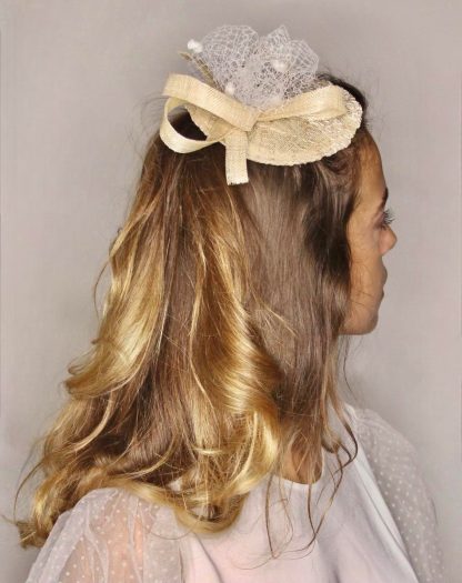 Fascinator Paglia Naturale Panna con piattino, decorazione e veletta - immagine 7