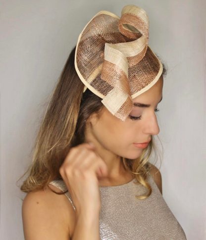 Fascinator Paglia Naturale Nude con doppia voluta e cerchietto - immagine 6