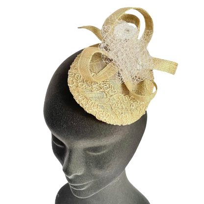 Fascinator Paglia Naturale Panna con piattino, decorazione e veletta - immagine 2