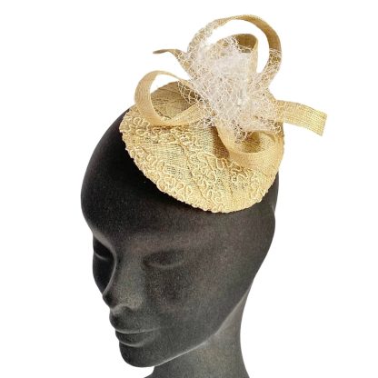 Fascinator Paglia Naturale Panna con piattino, decorazione e veletta - immagine 4